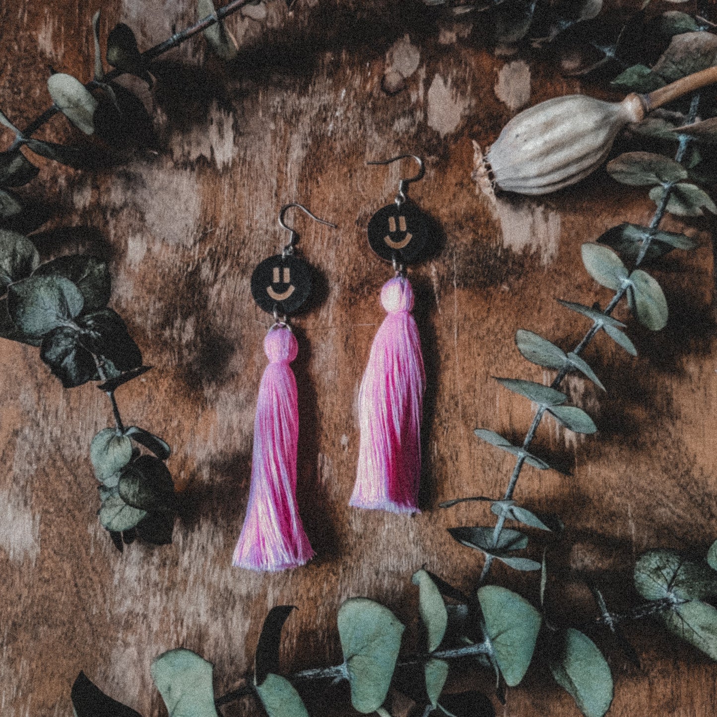 BEAH-korvakorut erivärisillä tupsuilla