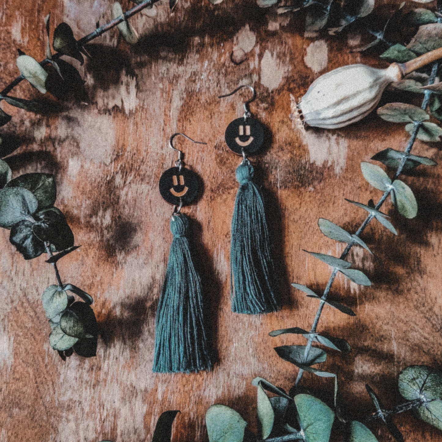 BEAH-korvakorut erivärisillä tupsuilla