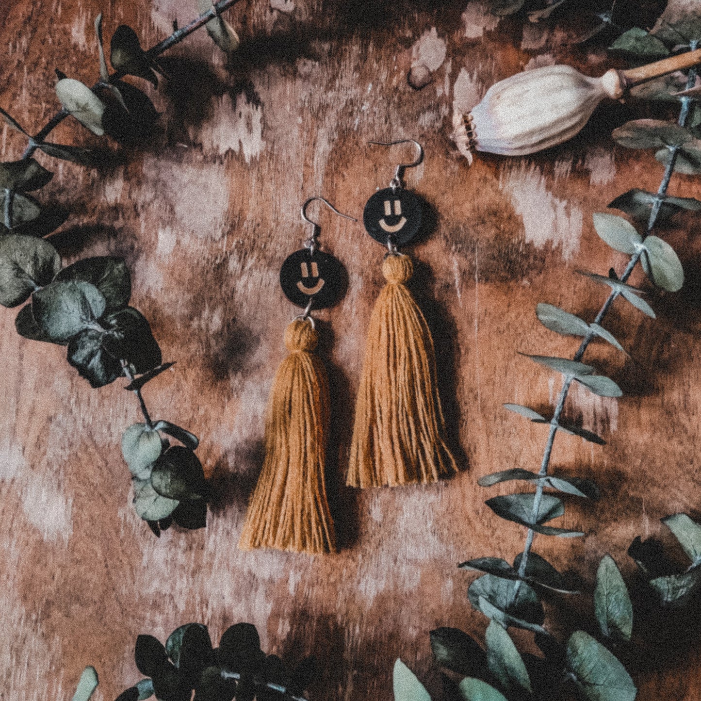 BEAH-korvakorut erivärisillä tupsuilla