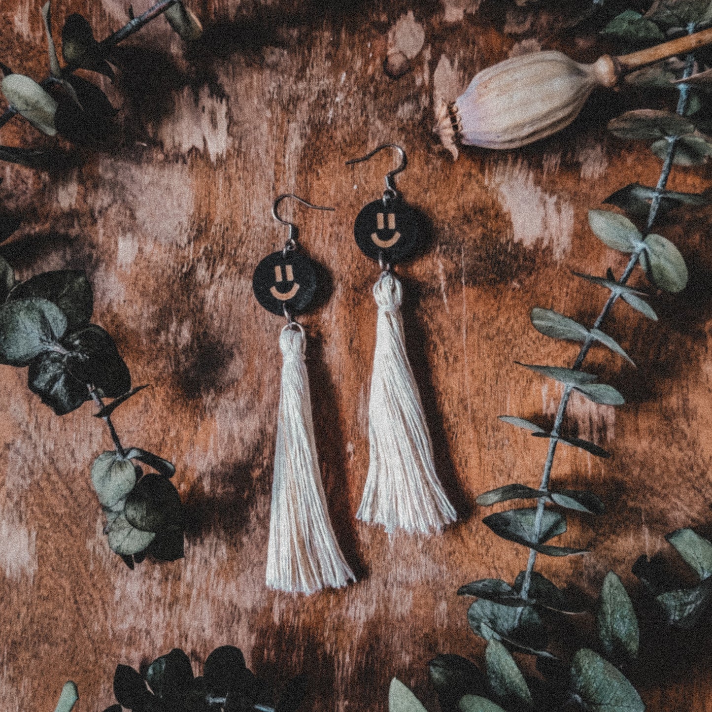 BEAH-korvakorut erivärisillä tupsuilla