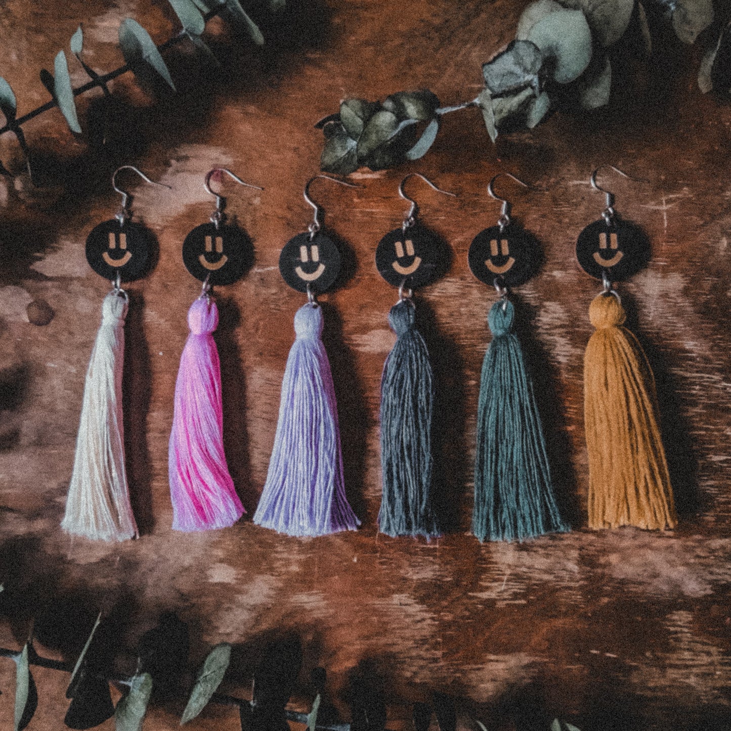 BEAH-korvakorut erivärisillä tupsuilla