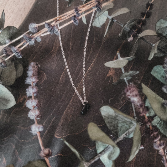 AMARA-kaulakoru, musta obsidiaani, hopeanvärinen