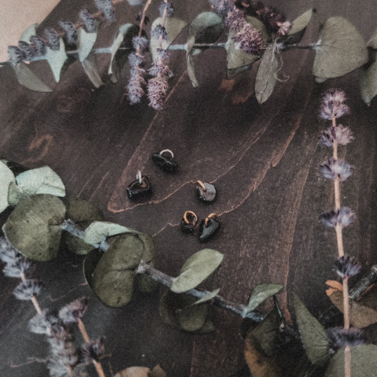 AMARA-kaulakoru, musta obsidiaani, hopeanvärinen